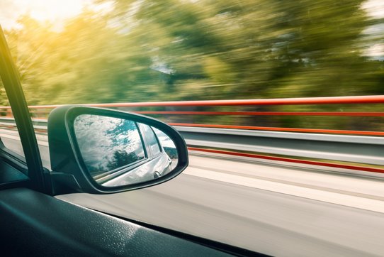 vitesse-conduite-vehicule.jpg Vue par la fenêtre d'un véhicule qui conduit à vive allure.